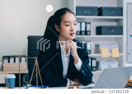 Lawyer explained to the client about the law that must be brought against the court case. Lawyer explained to the client about the law that must be brought against the court case. 137262118