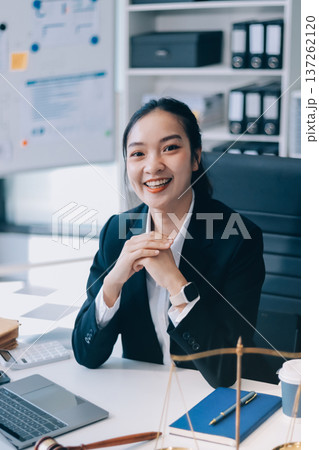 Lawyer explained to the client about the law that must be brought against the court case. Lawyer explained to the client about the law that must be brought against the court case. 137262120