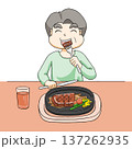 ステーキを食べる高齢者 137262935