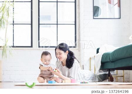 赤ちゃんとお母さん 137264196