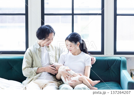 赤ちゃんを抱く夫婦 赤ちゃんを抱く夫婦 137264207