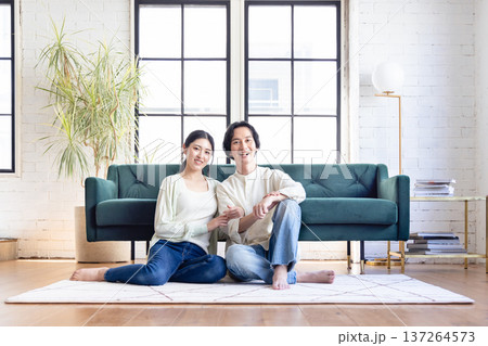 リビングでくつろぐ若い夫婦 137264573