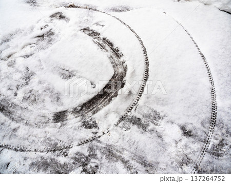 surface of road with snow marks from bicycle 137264752