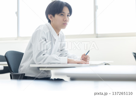 男子　高校生　中学生　勉強 137265110
