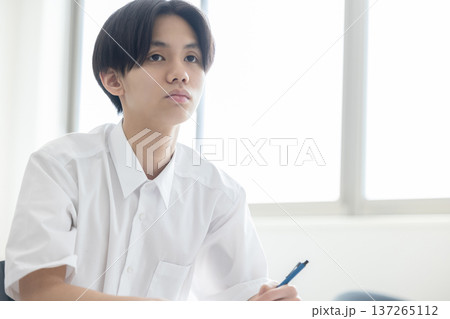 男子　高校生　中学生　勉強 137265112