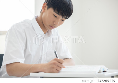 男子 高校生 中学生 勉強 男子 高校生 中学生 勉強 137265115