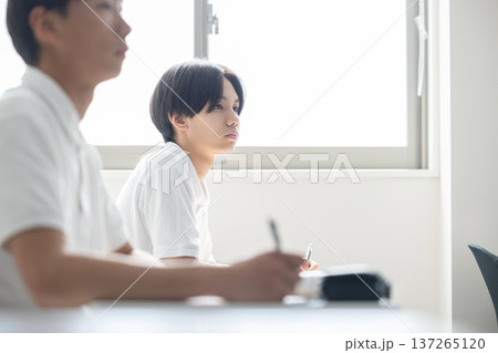 男子　高校生　中学生　勉強 137265120