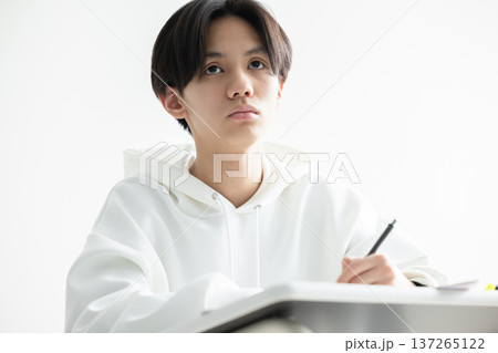 男子 高校生 中学生 勉強 男子 高校生 中学生 勉強 137265122