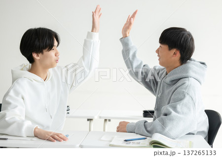 ハイタッチする若者 ハイタッチする若者 137265133