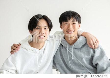 肩を組む若者 137265136