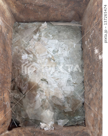 家の解体で出た産廃の割れたガラス 家の解体で出た産廃の割れたガラス 137265474