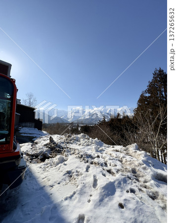 白馬を流れる川で北アルプスが見える除雪の雪置き場 137265632