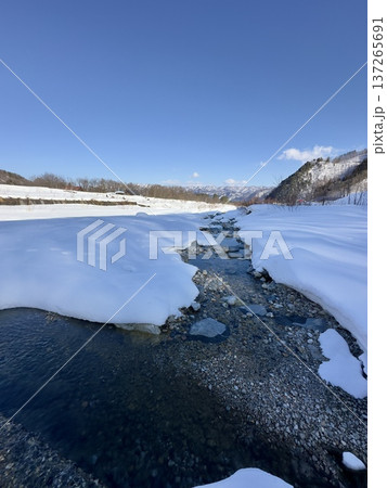 白馬を流れる川と北アルプス八方尾根 白馬を流れる川と北アルプス八方尾根 137265691