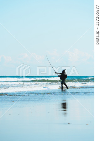 波間に立つ釣り人 137265877