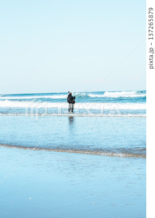 波間に立つ釣り人 137265879