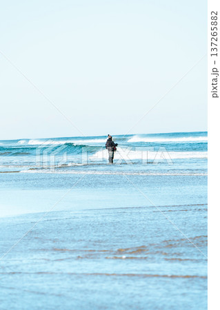 波間に立つ釣り人 137265882