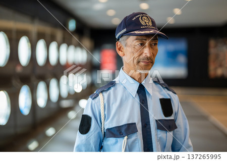 警備員　ガードマン　シニア男性 137265995