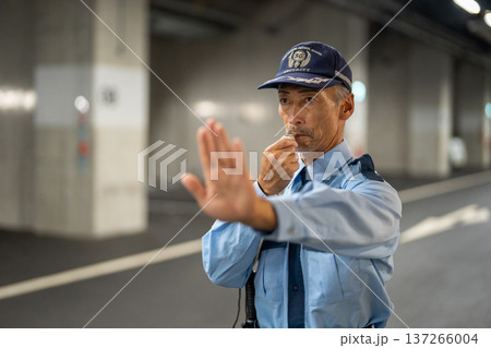 警備員 ガードマン シニア男性 警備員 ガードマン シニア男性 137266004