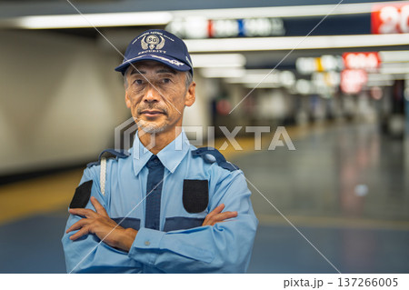 警備員 シニア男性 空港 警備員 シニア男性 空港 137266005