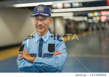 警備員　シニア男性　空港 137266008