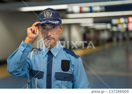 警備員　シニア男性　空港 137266009
