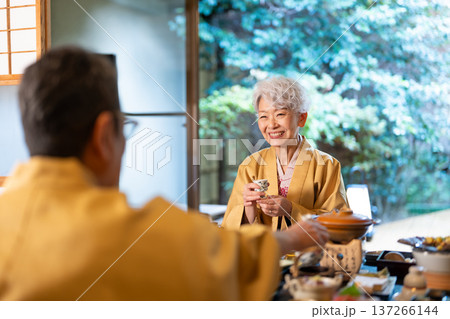 旅館で食事をするシニア夫婦 旅館で食事をするシニア夫婦 137266144