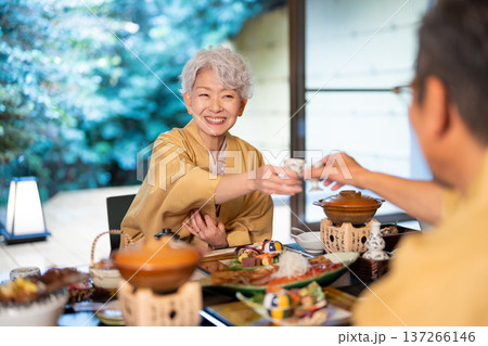 旅館で乾杯するシニア女性 137266146