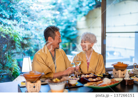 温泉旅館で食事をするシニア夫婦 137266151