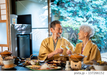 温泉旅館で食事をするシニア夫婦 137266152
