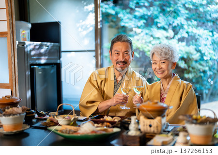 温泉旅館で食事をするシニア夫婦 137266153