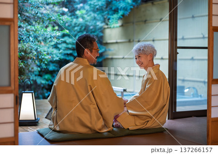 和室でくつろぐ着物姿のシニア夫婦 撮影協力:伊東緑涌 和室でくつろぐ着物姿のシニア夫婦 撮影協力:伊東緑涌 137266157