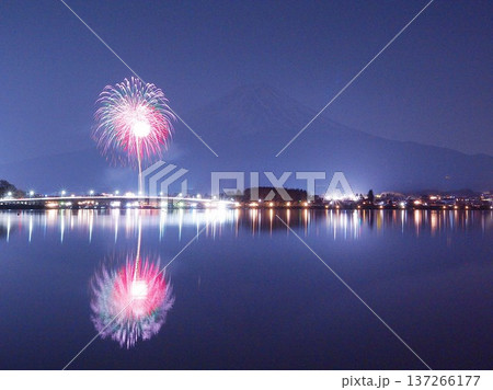 山梨県 河口湖に映える冬花火 2月 山梨県 河口湖に映える冬花火 2月 137266177