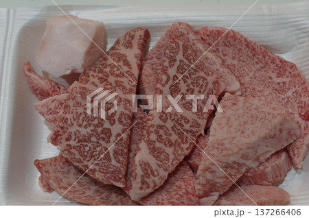 霜降りの和牛の生肉 137266406