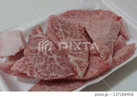 霜降りの和牛の生肉 137266408