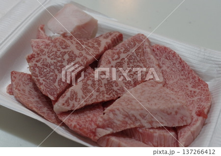 霜降りの和牛の生肉 137266412