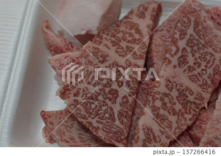 霜降りの和牛の生肉 137266416