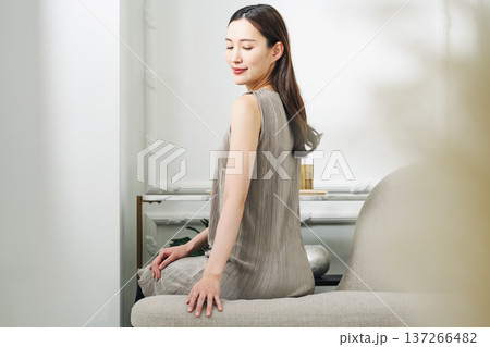 若い女性のポートレート 137266482