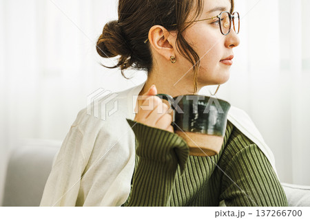 自宅でコーヒーを飲む女性の横顔 137266700