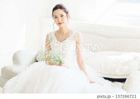ウエディングドレスを着た花嫁のポートレート 137266721