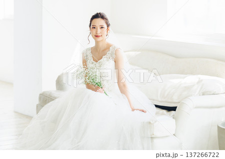 ウエディングドレスを着た花嫁のポートレート ウエディングドレスを着た花嫁のポートレート 137266722