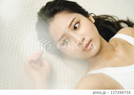 若い女性のビューティーイメージ 137266738