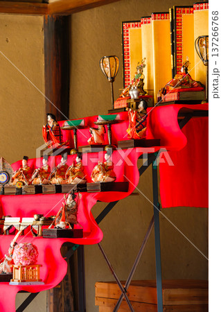 ひな人形と土壁 137266768