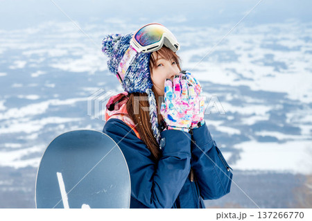 冬のゲレンデでウィンタースポーツを楽しむ女性 137266770