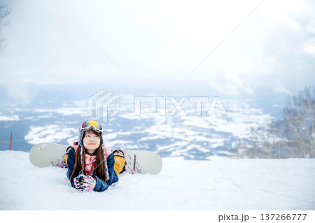 冬のゲレンデでウィンタースポーツを楽しむ女性 137266777