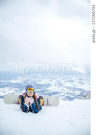 冬のゲレンデでウィンタースポーツを楽しむ女性 137266782