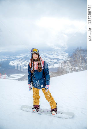 冬のゲレンデでウィンタースポーツを楽しむ女性 冬のゲレンデでウィンタースポーツを楽しむ女性 137266784