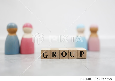 4人グループを表す木製人形のビジネスイメージ。 137266799