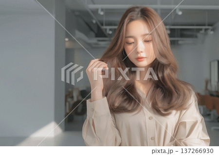 ロングヘアの美人女性 137266930
