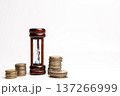 白背景に砂時計と積み上げた硬貨 137266999