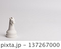 白背景に置かれたチェスの白ナイトの駒 137267000